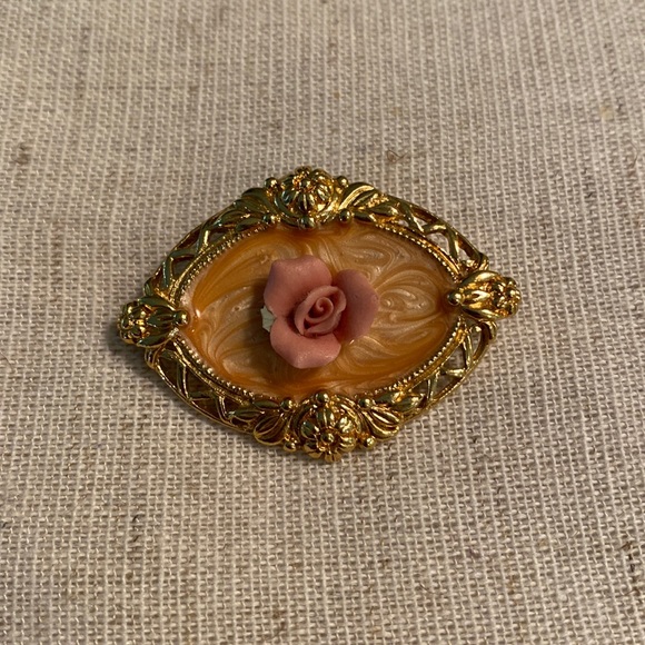 Avon Jewelry - 1980s vintage Avon brooch